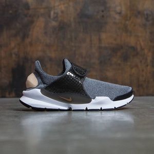NIKE WOMEN SOCK DART SE (BLACK / VACHETTA TAN-BLACK-WHITE)
